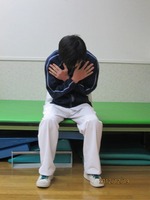 首・背中のストレッチ〜首や肩の痛みの改善に有効